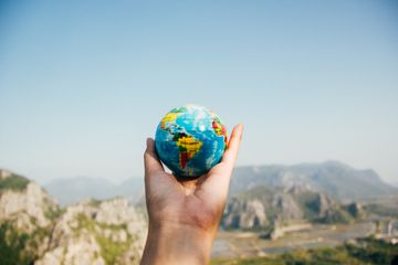 Passeio em cidade com clima de viagem