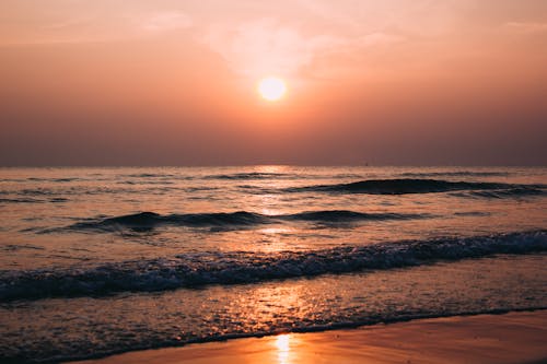 Vagues De La Mer Sous Le Coucher Du Soleil