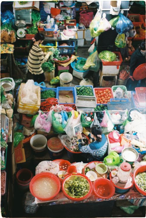 Free Colorful overhead view of a bustling market in Dalat, showcasing fresh produce and local life. Stock Photo