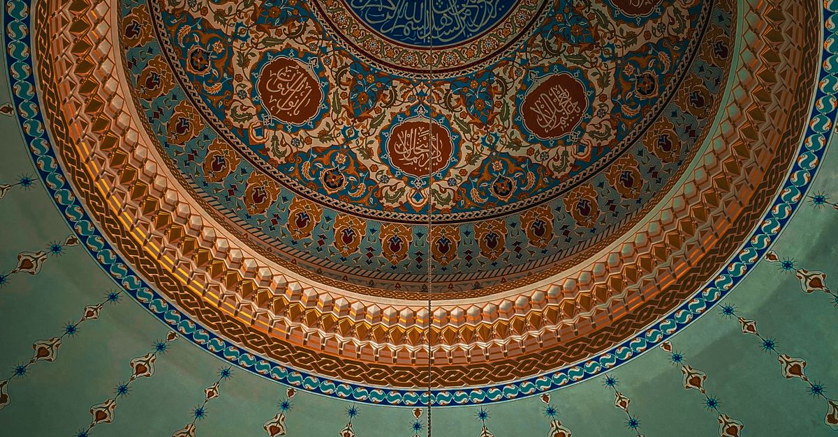 Interlocking Dome Pattern Pattern Intricate Islamic Dome Ceiling with Geometric Patterns · Free Stock Photo