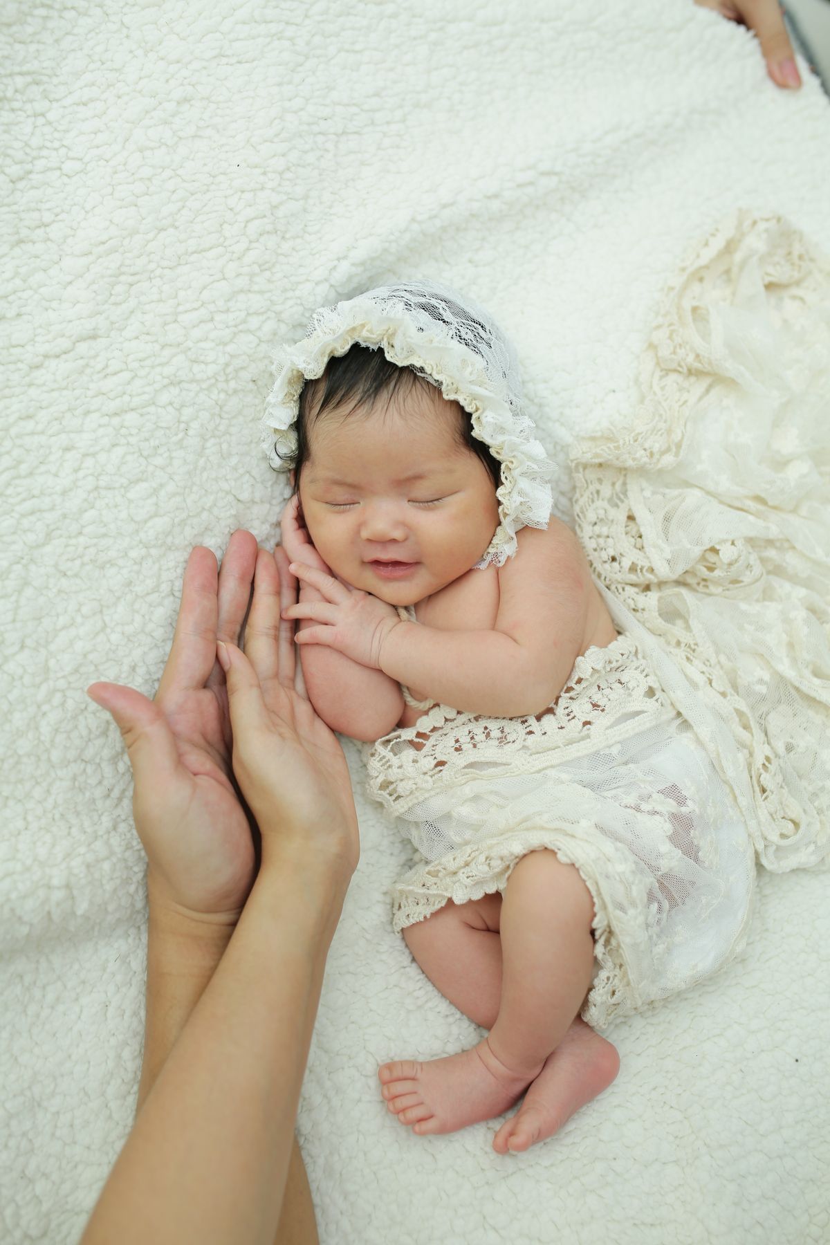 在第七天 Aqiqah 仪式前被轻柔抱着的新生儿
