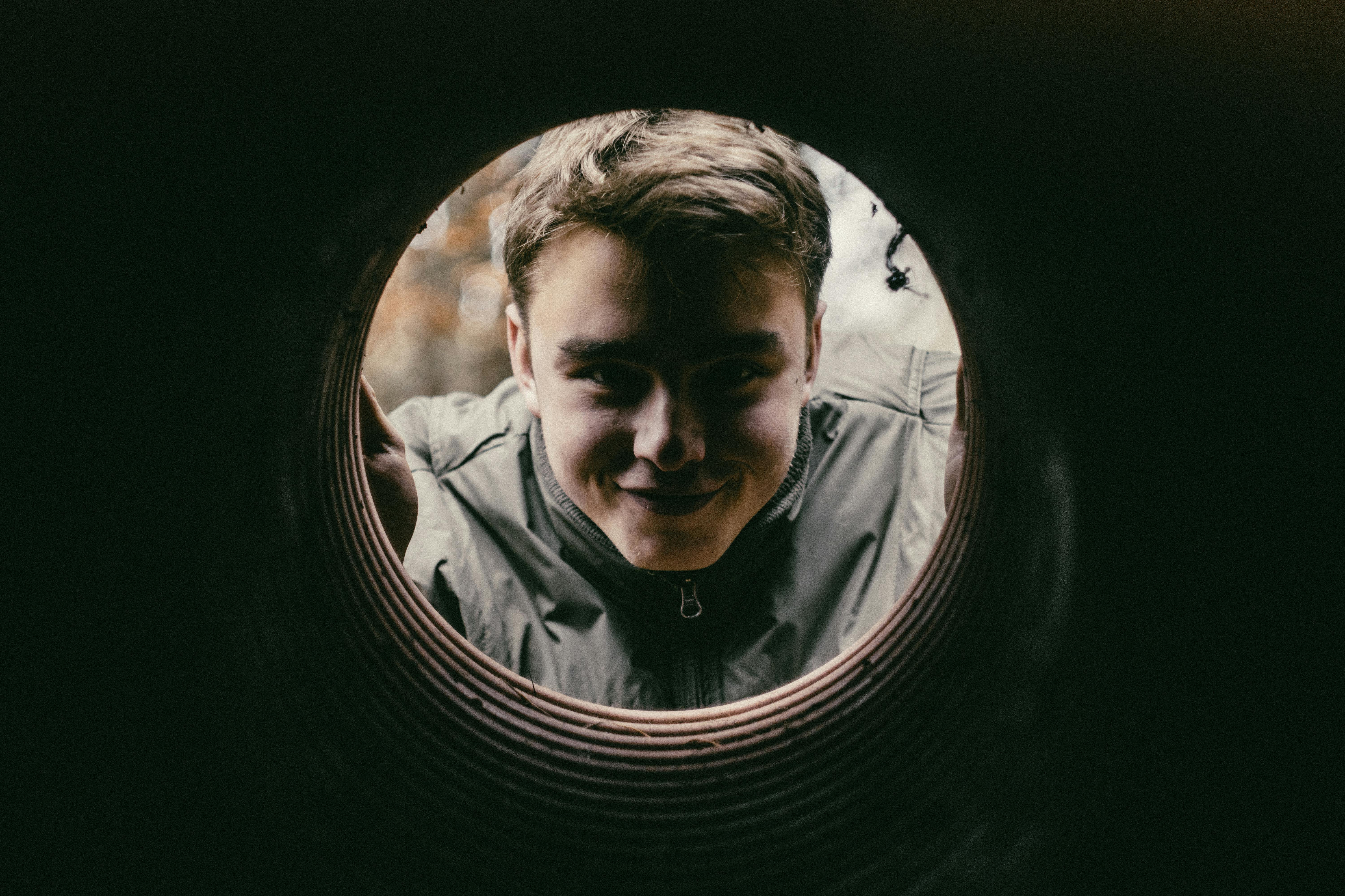 免費 透過圓形隧道構圖，展現人物的藝術肖像，營造齣戲劇性的視覺焦點。 圖庫相片