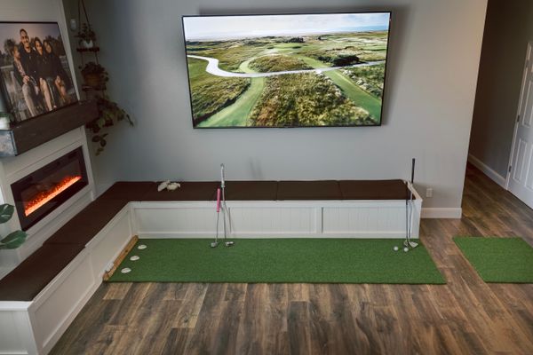 Sim lounge with built-in bench seating