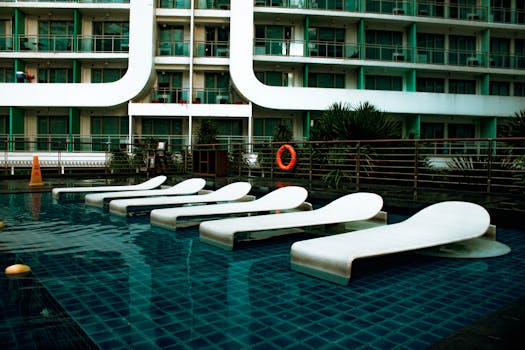 现代化豪华酒店的池畔景观优雅，配有时尚躺椅