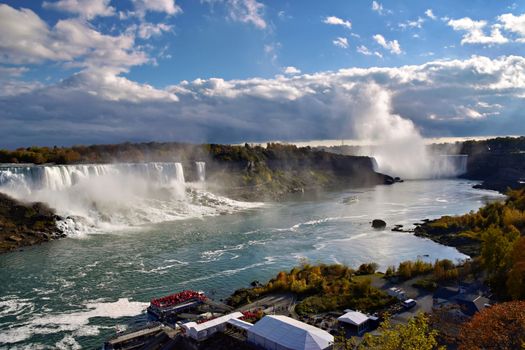 Stunning autumn view of Niagara Falls, capturing the vibrant foliage and scenic beauty.