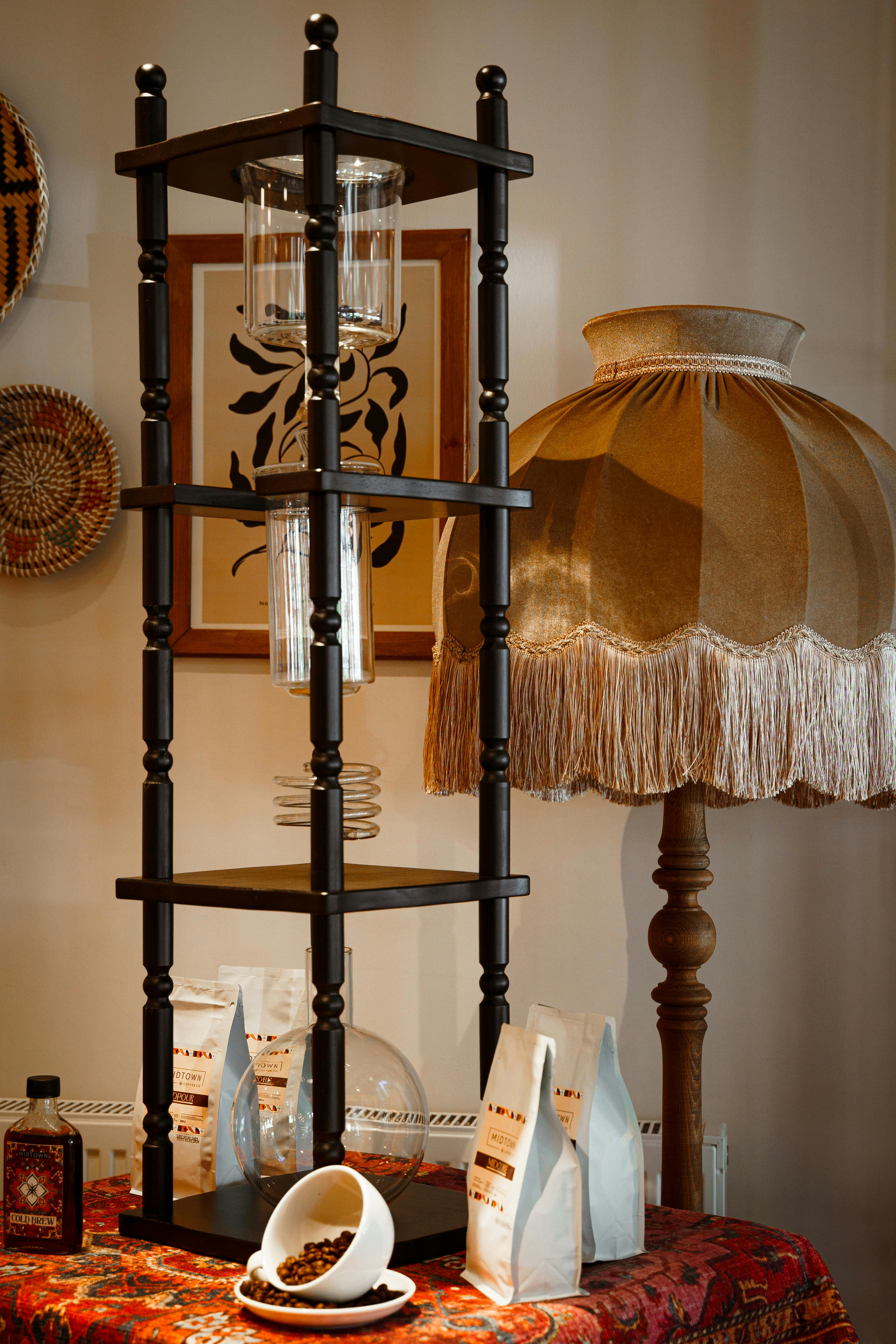 Ücretsiz Nostaljik bir ortam için ideal, retro lambalı ve özgün dekorlu, şirin bir kahve köşesi. Stok Fotoğraflar