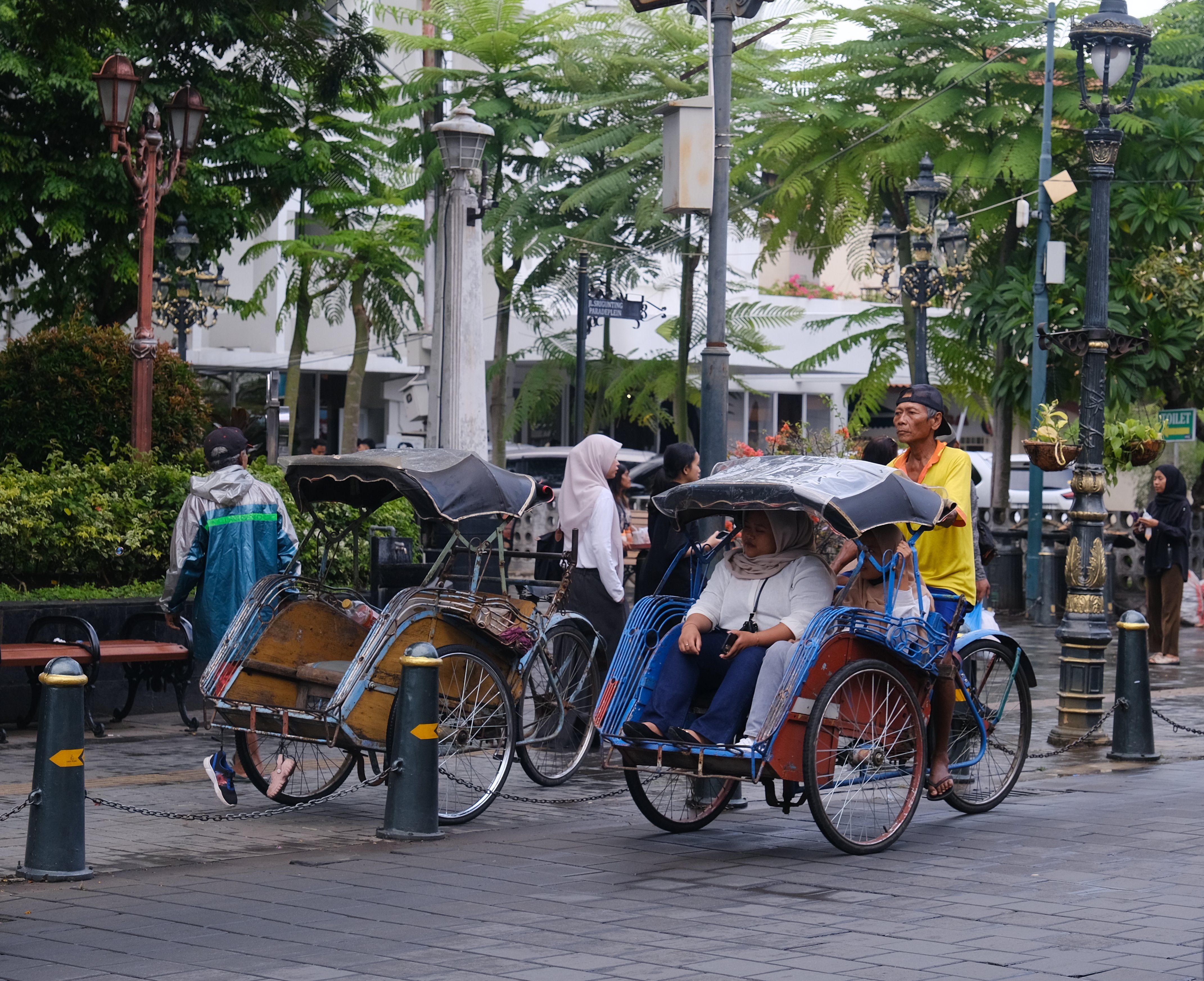 Colorful Rickshaw Scene in Bustling Street · Free Stock Photo