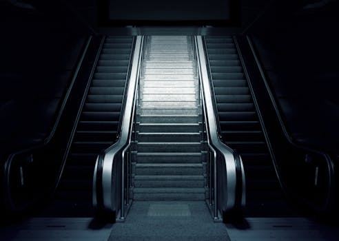 地铁车站里，黑暗的自动扶梯与明亮的楼梯形成了鲜明对比