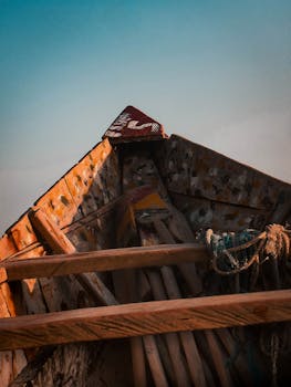 在晴朗的天空下，老式木箱展示了乡村的魅力和纹理绳索