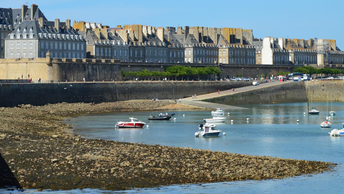 Fortificațiile istorice din Saint-Malo, pe malul mării