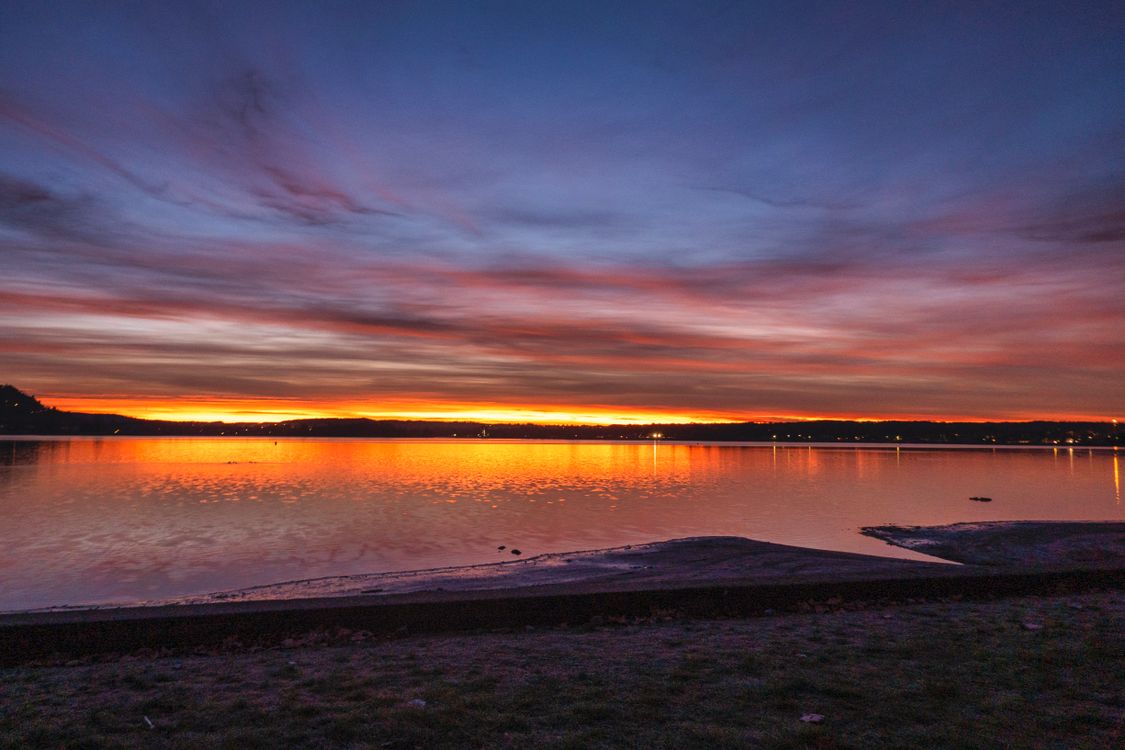 Stunning Sunset over Tranquil Lake Waters · Free Stock Photo