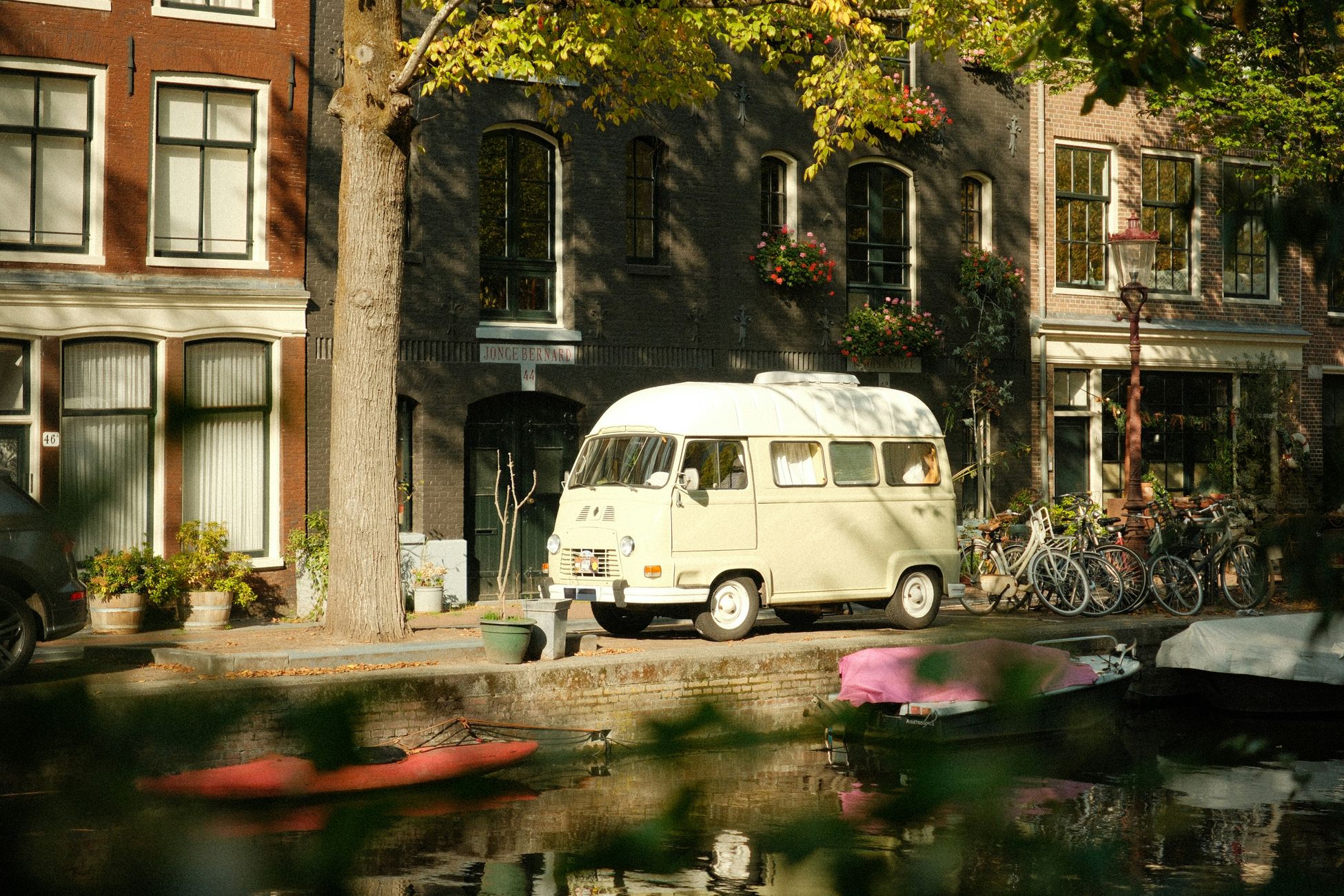 Bestelbus vat vlam op bedrijventerrein in Stein