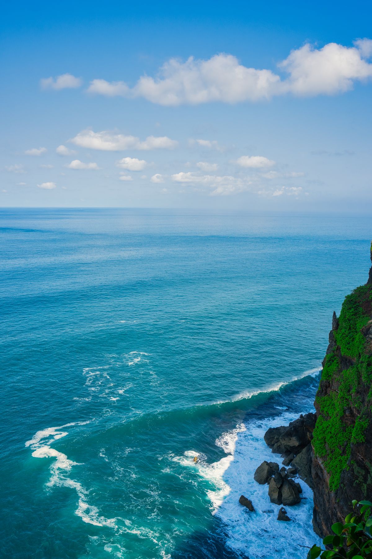Unde te cazezi în Bali - Uluwatu - vedere spre ocean de pe falezele din Uluwatu