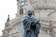 德国德累斯顿圣母教堂前马丁·路德雕像的特写