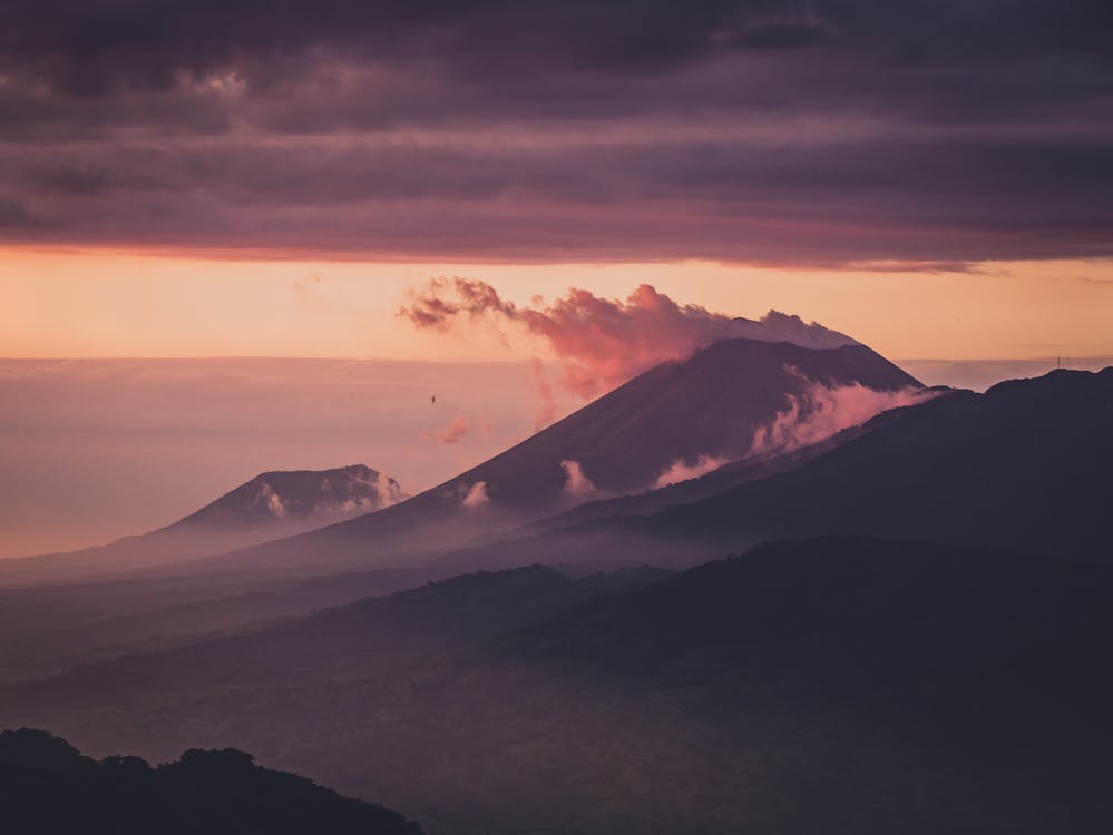 夜明けの山の写真