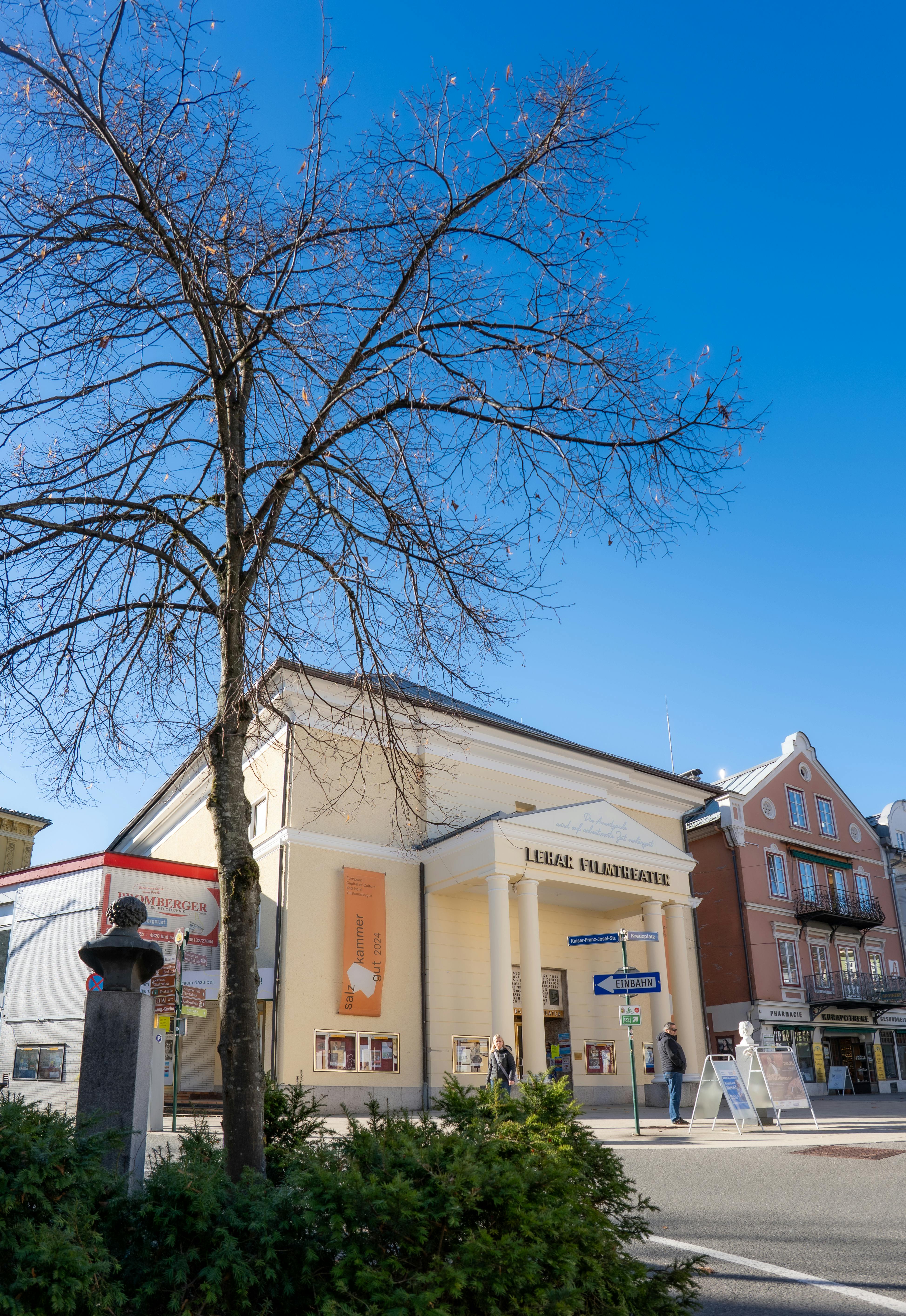 Ücretsiz Avusturya'nın Bad Ischl kentindeki Lehar Sineması'nın berrak mavi gökyüzünün altında canlı bir kentsel ortamı yansıtan görünümü. Stok Fotoğraflar