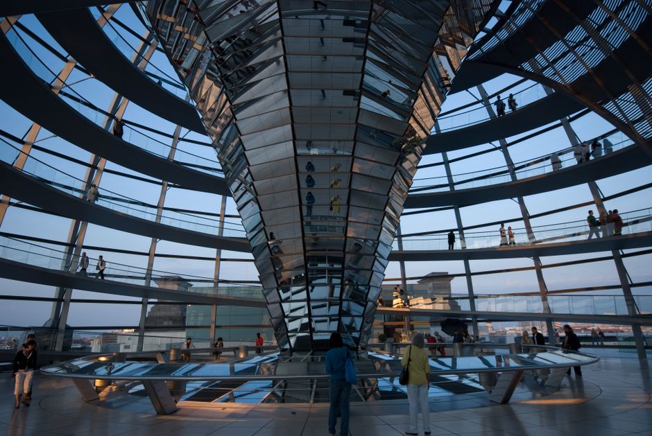 Fotomural Descubre la belleza arquitectónica de la cúpula del Reichstag en Berlín, la estructura más emblemática de Alemania.