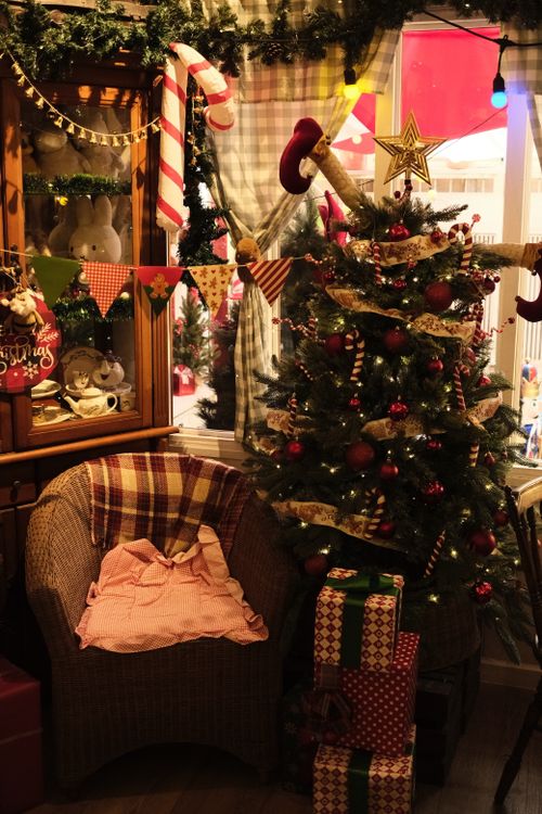 Free Warm and festive indoor scene featuring a decorated Christmas tree and gifts. Stock Photo