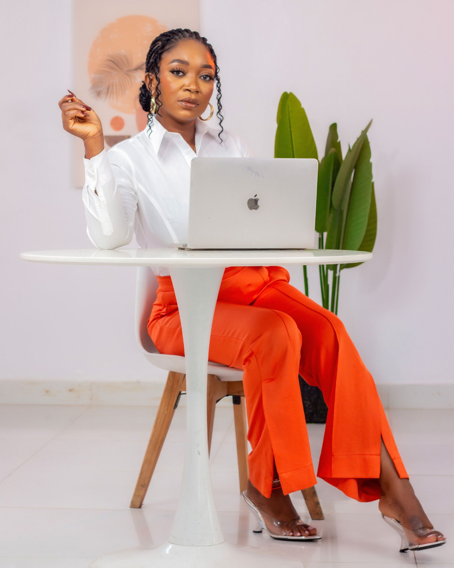 Photo réelle d'une entrepreneure africaine travaillant sa présence digitale