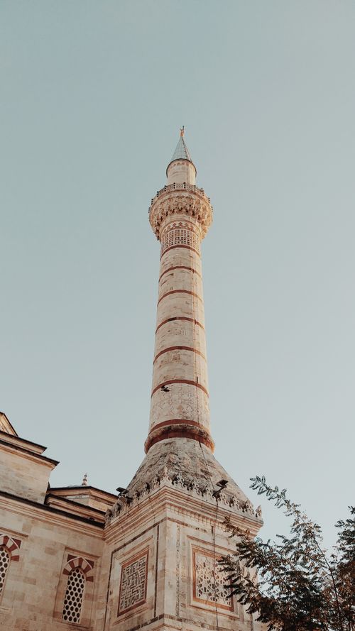 Free A stunning view of a mosque minaret in Istanbul, Türkiye against a clear blue sky. Stock Photo