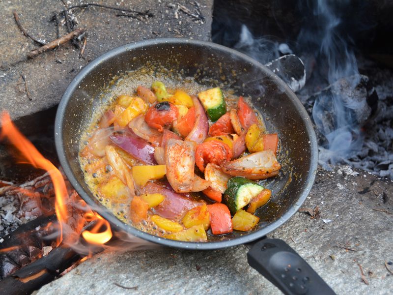 Poêlée de légumes colorés (courgette, poivron, oignon) sautés à la poêle