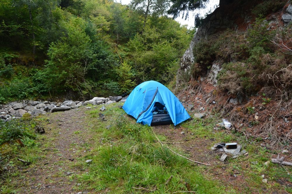 Cort albastru singur pe un teren verde din Highlands, Scoția