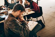 在贝洛奥里藏特的一个小组里，一名男子正认真地学习笔记