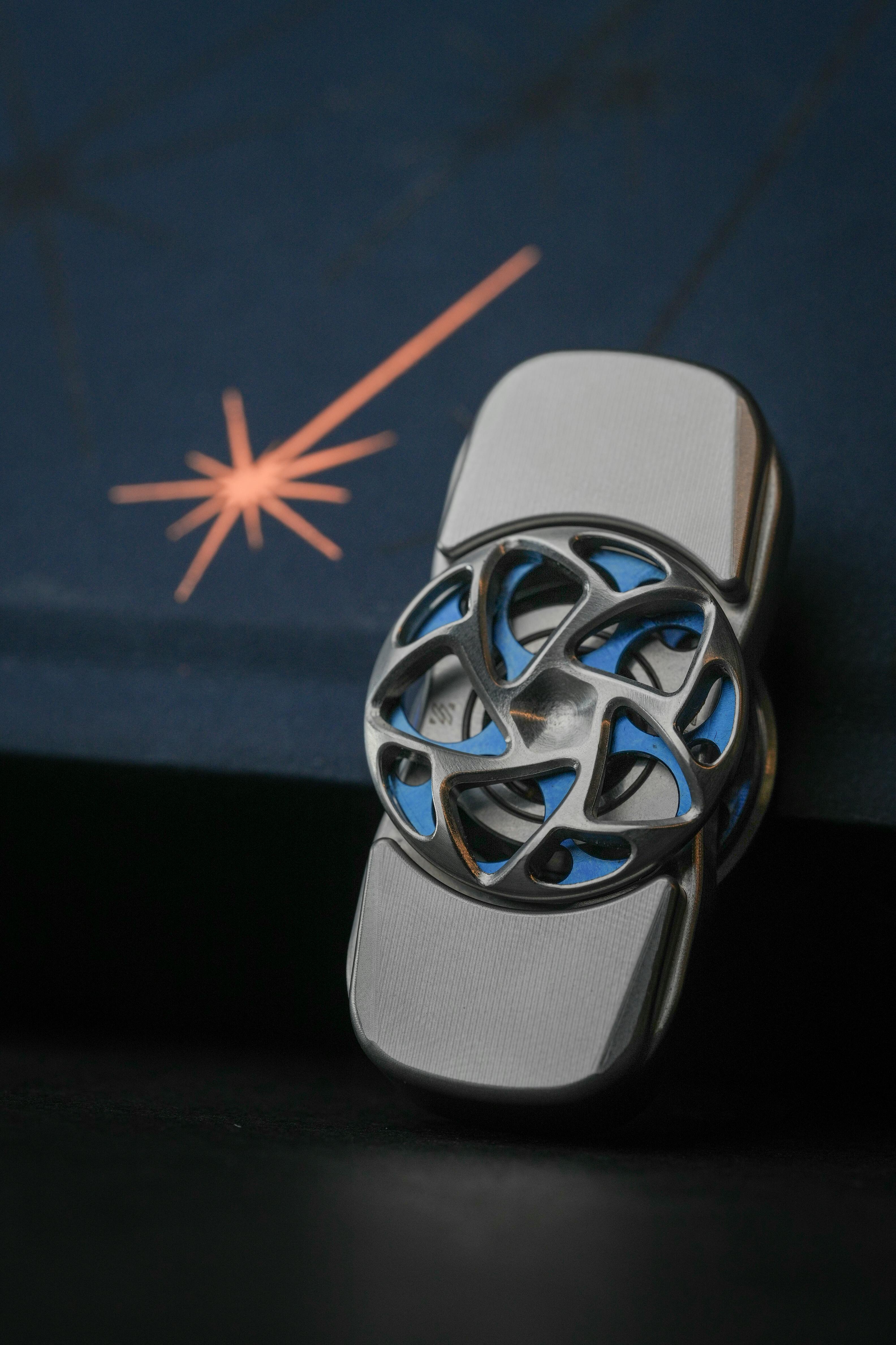 De franc Foto d'estoc gratuïta de acabat metàl lic, accents blaus, accessori elegant Foto d'estoc