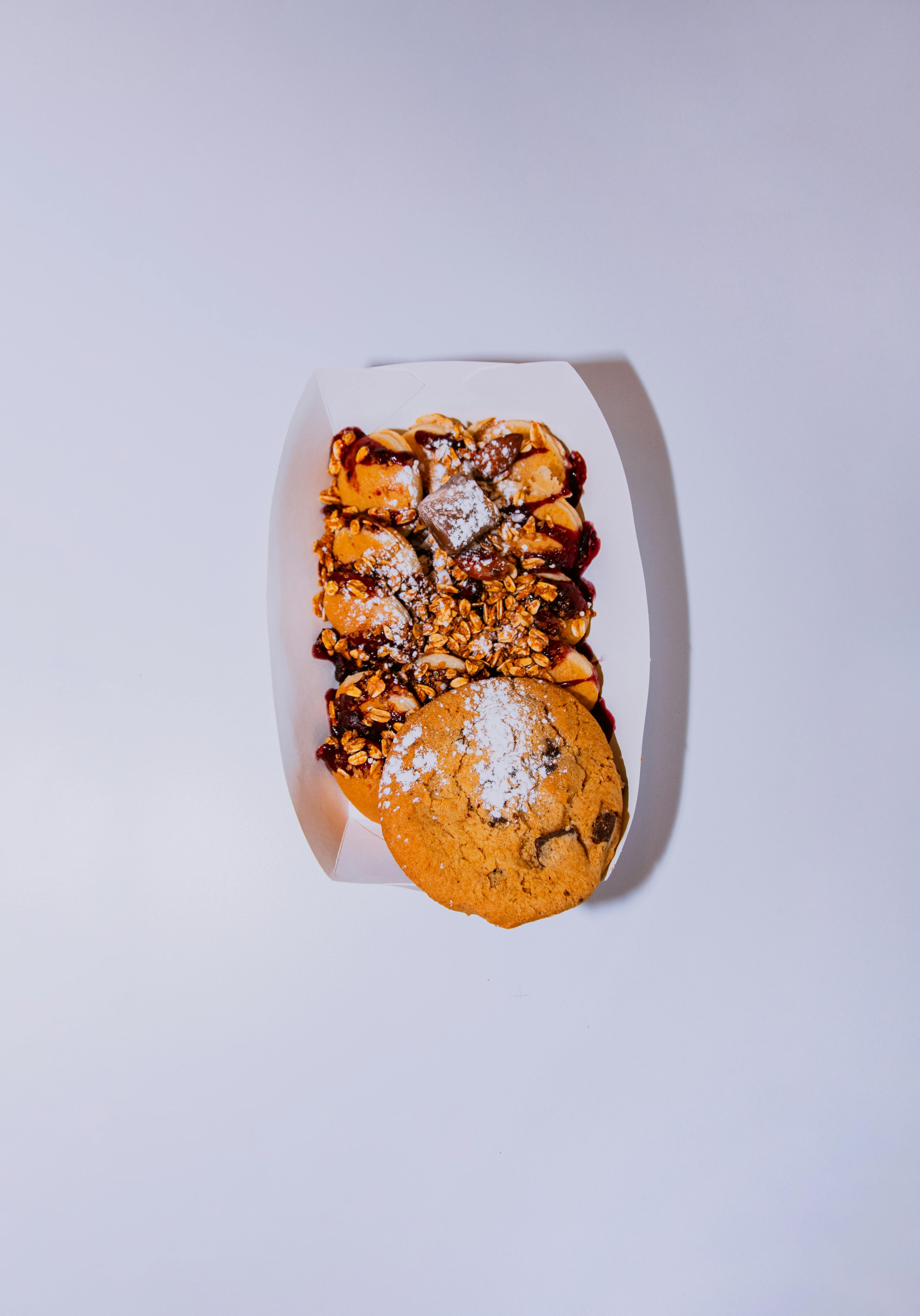 무료 가루 설탕을 곁들인 와플과 쿠키로 구성된 맛있는 디저트 모음입니다. 스톡 사진