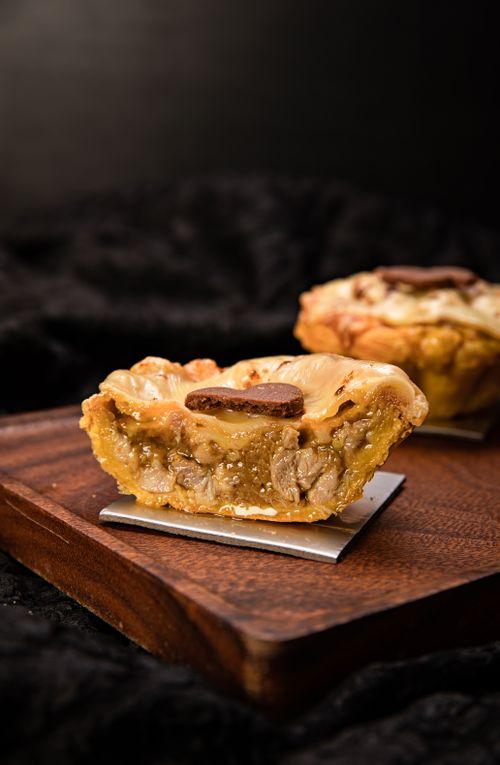 Free Close-up of a slice of homemade pecan pie on a wooden board, perfect for dessert lovers. Stock Photo