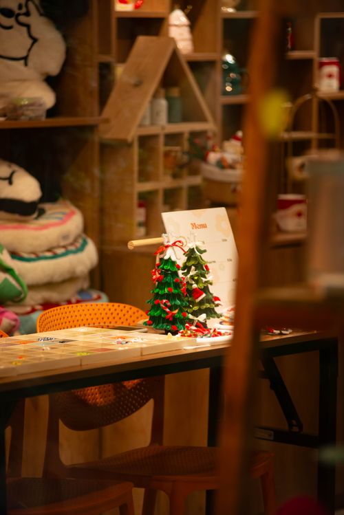Free A cozy workshop featuring festive holiday decor with a miniature Christmas tree and crafts. Stock Photo