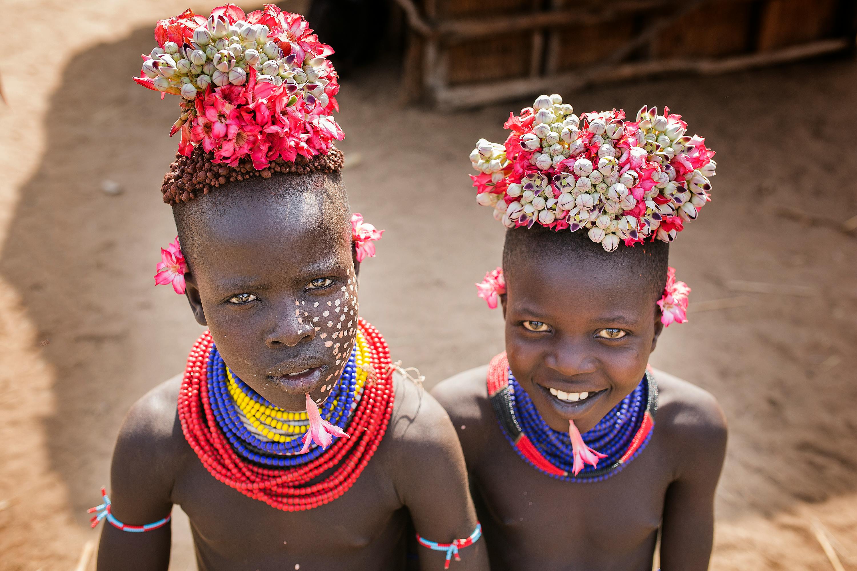 Farklı kültürlerden insanların bir araya gelerek yerel gelenekleri paylaştığı ve kültürel etkileşimde bulunduğu samimi bir ortam.