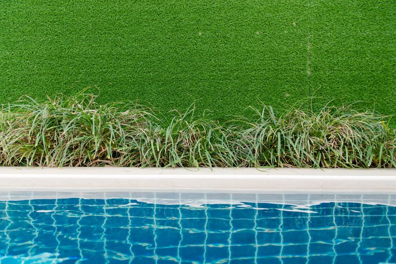 Jardín con piscina y césped artificial en Cambrils