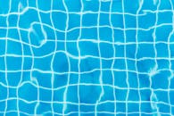 从空中俯瞰游泳池，湛蓝的海水与瓷砖图案相映成趣