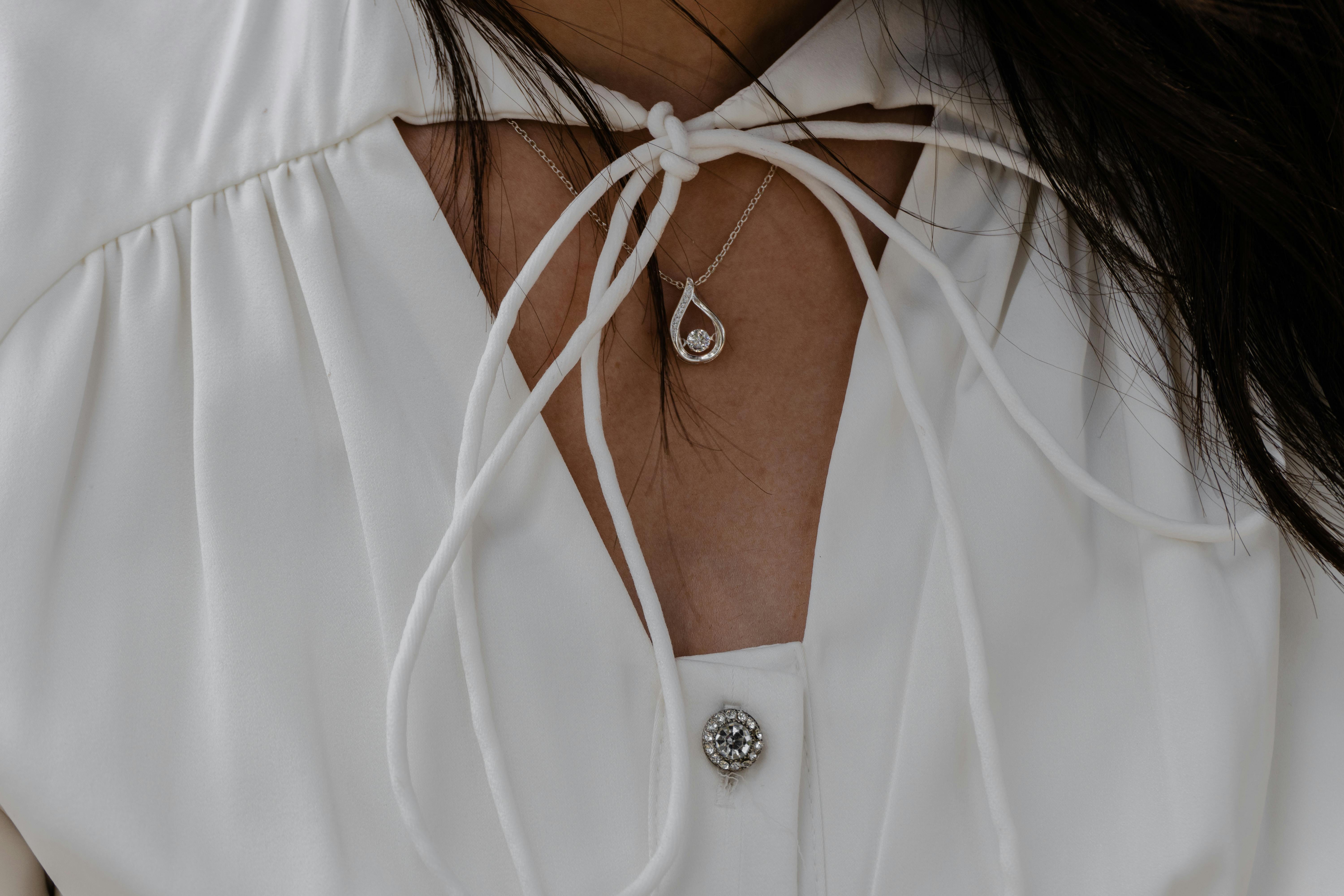 Diamond solitaire pendant on elegant neck - Diamond solitaire pendant