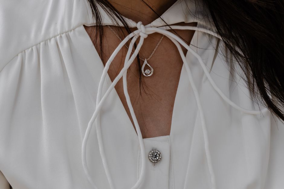 Diamond solitaire pendant on elegant neck - Diamond solitaire pendant Diamond solitaire pendant on elegant neck - Diamond solitaire pendant