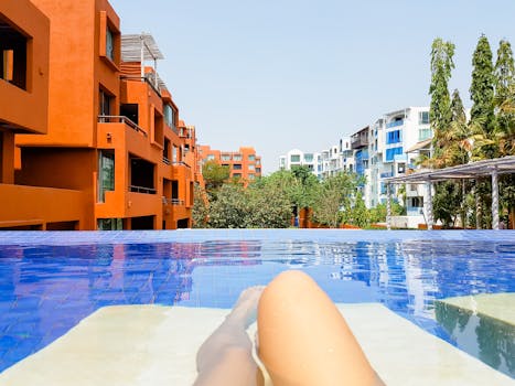 在豪华的池畔度假胜地，可欣赏泰国现代建筑的美景