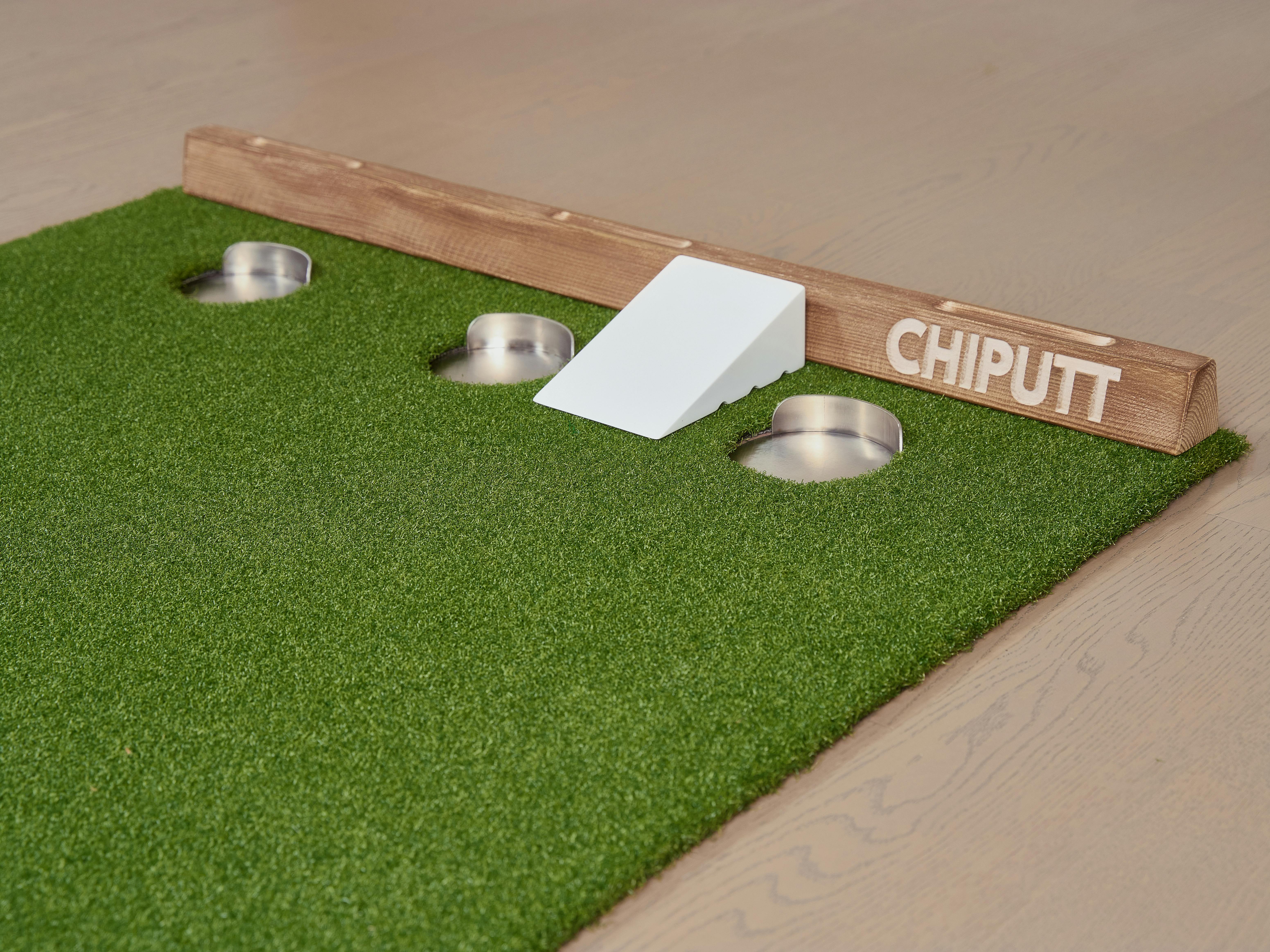 A versatile chipping and putting mat for indoor golf practice and training.