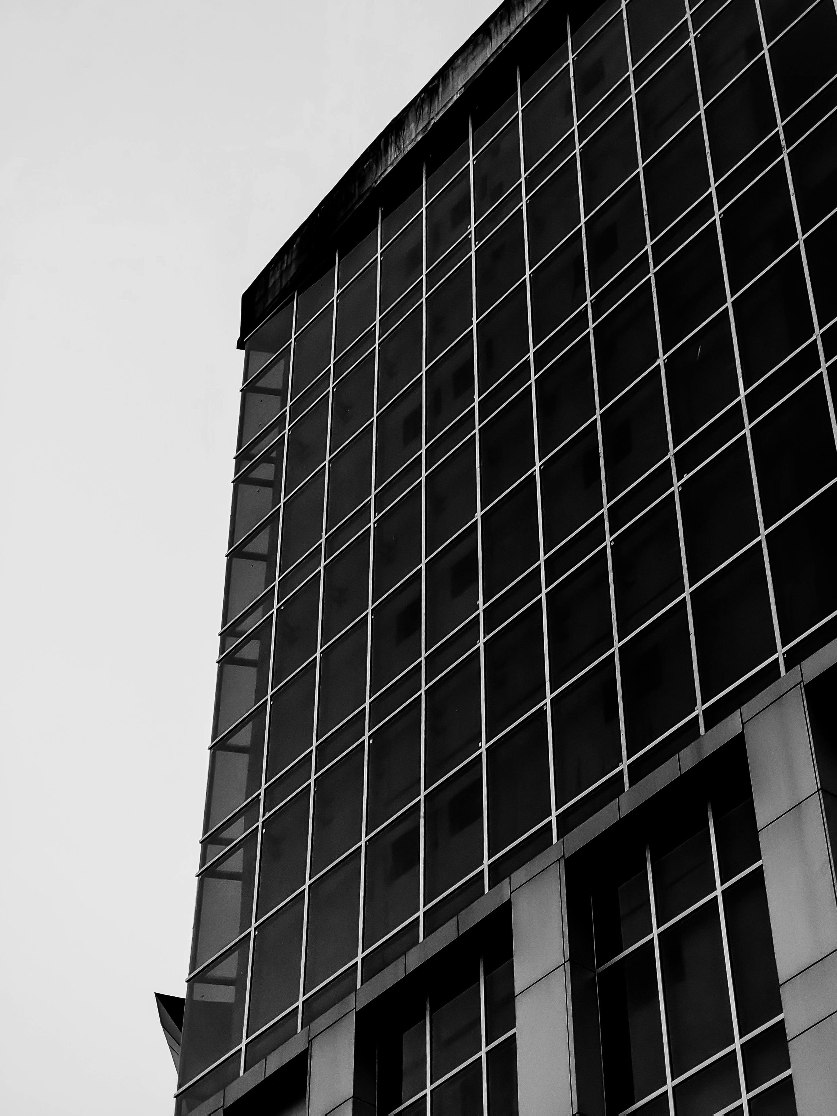 Zadarmo Pôsobivá čiernobiela fotografia sklenenej fasády modernej mestskej budovy. Fotka z fotobanky