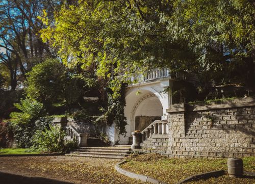 Free Elegant stone staircase surrounded by lush greenery, perfect for serene garden escapes. Stock Photo