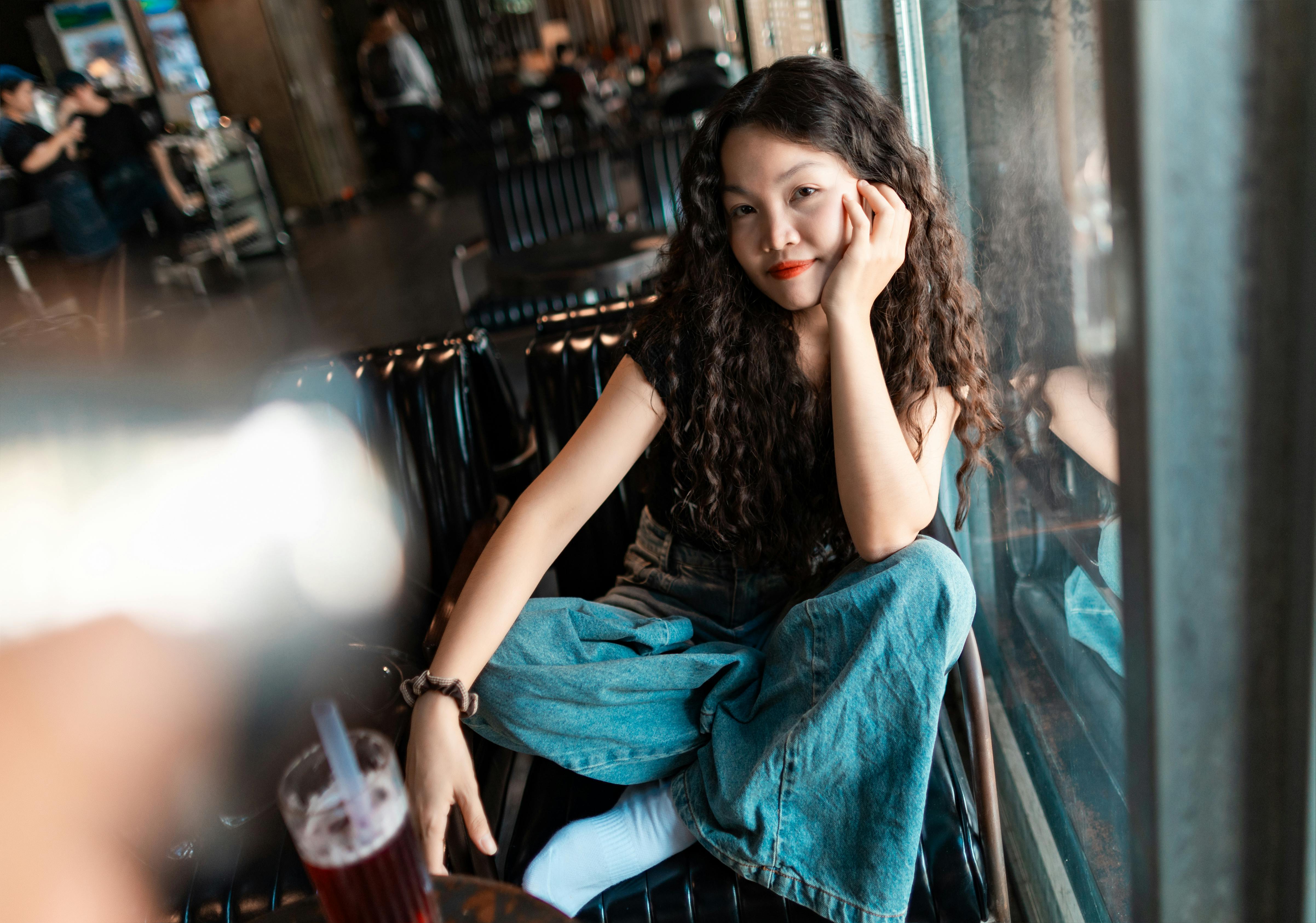 Kostenlos Kostenloses Stock Foto zu #indoor, arme gekreuzt, beiläufige art und weise Stock-Foto