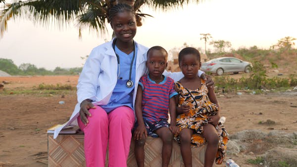 Travailleuse de santé avec enfants africains