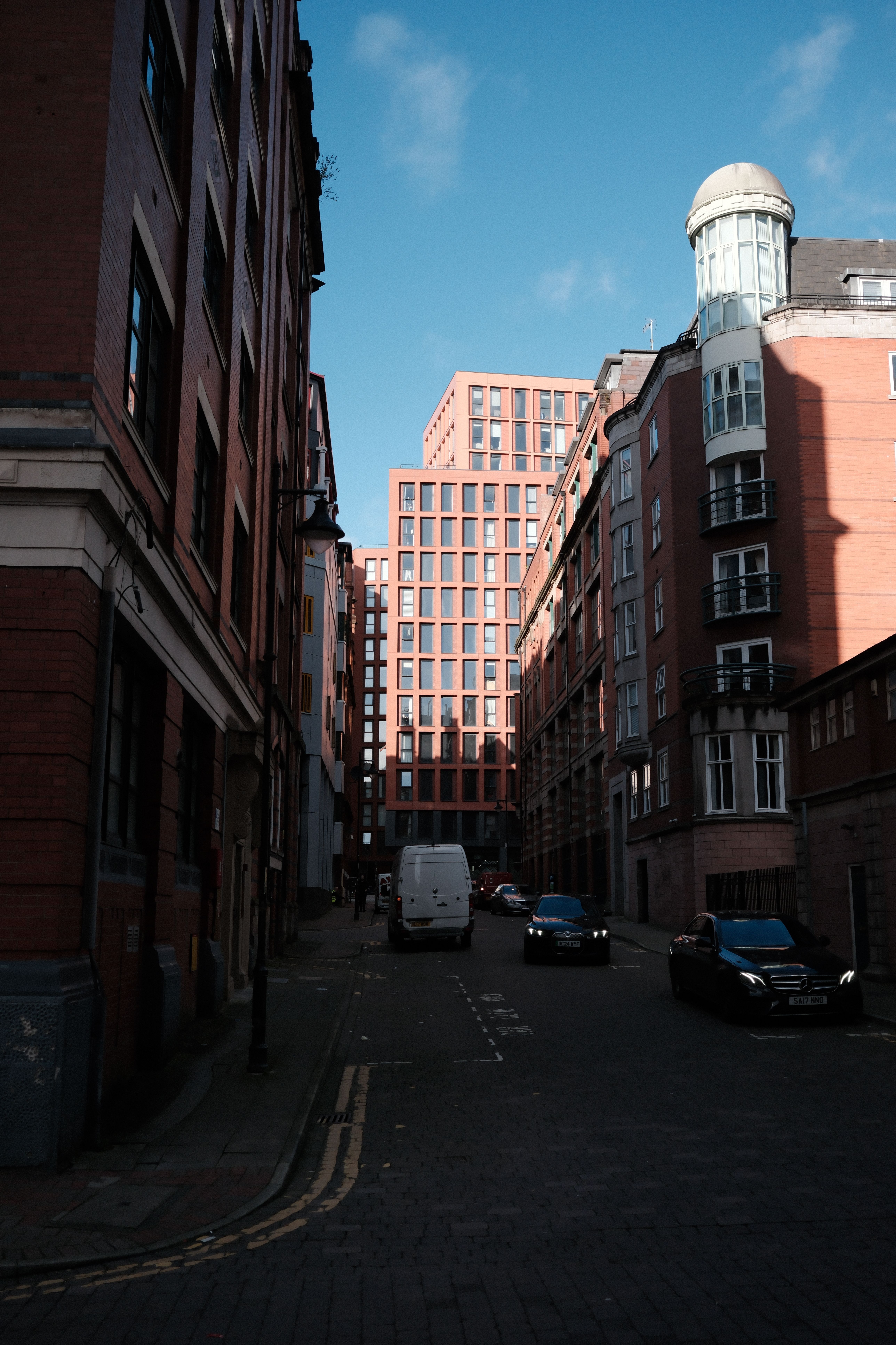 Urban Street View with Modern Architecture · Free Stock Photo