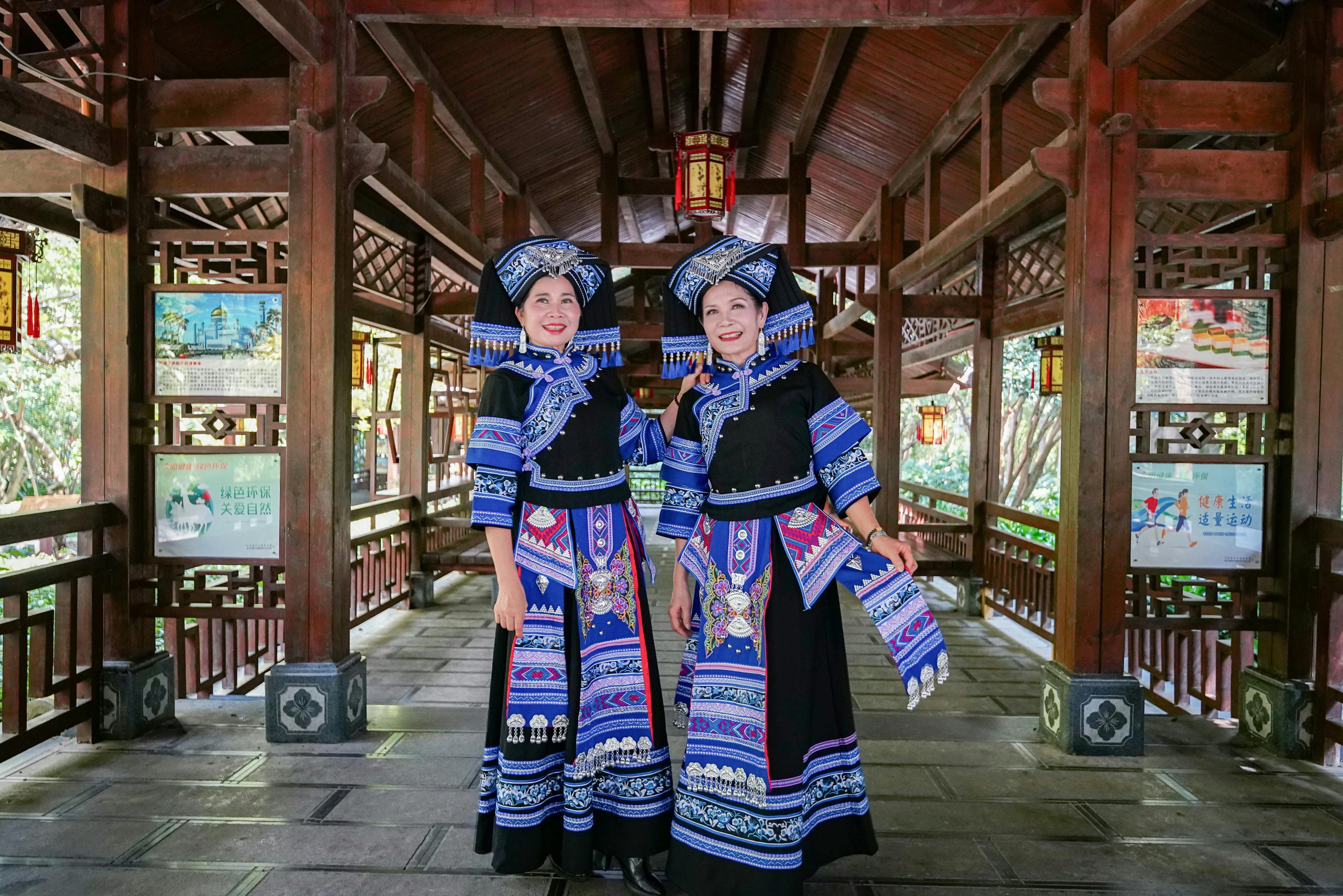 bezplatná Ženy v tradičních čuangských krojích v čínském pavilonu, představující kulturní dědictví. Základová fotografie