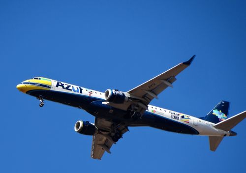 Free Azul Airlines aircraft captured in clear skies of Palmas, Brasil, showcasing aviation dynamics. Stock Photo