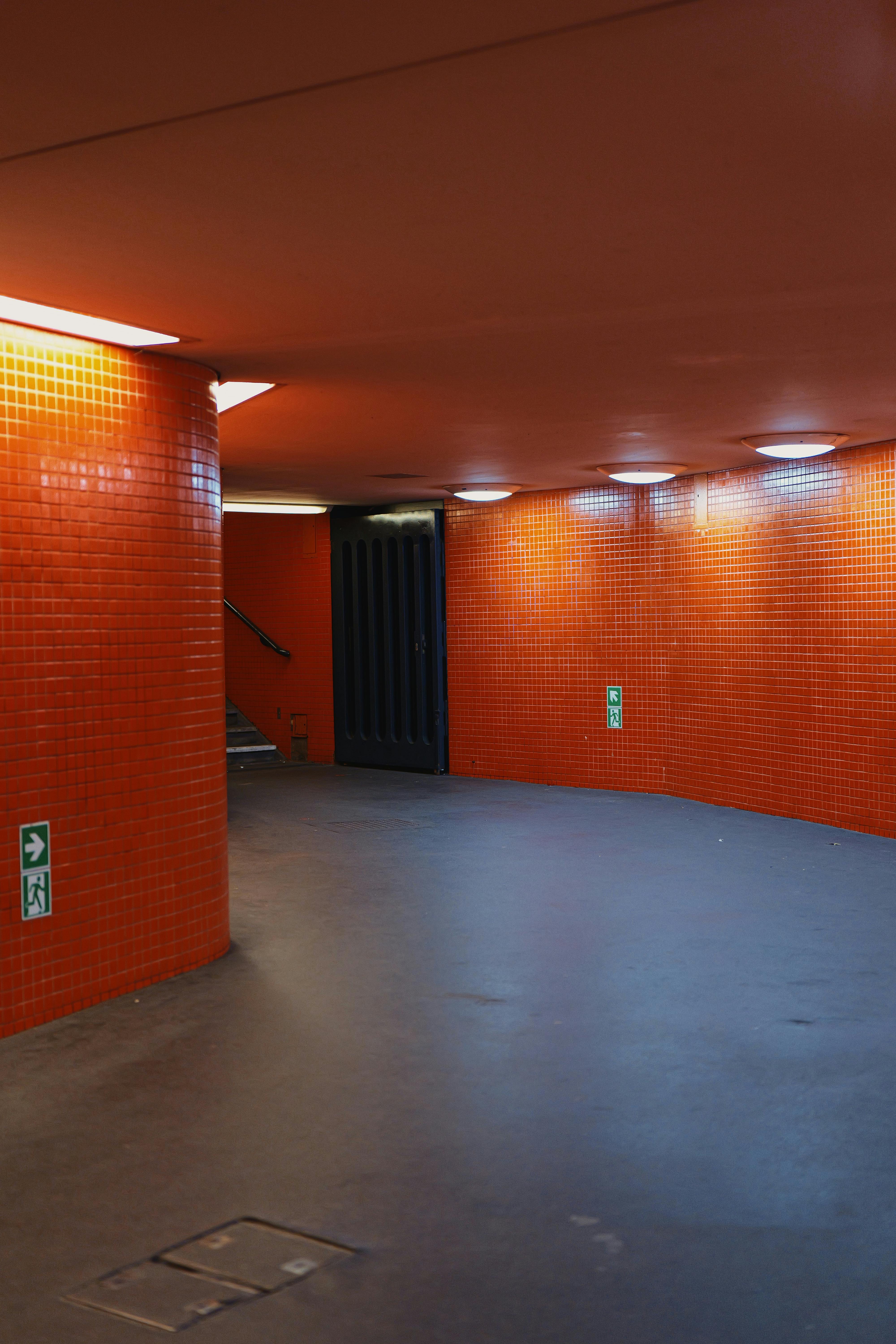 Gratis Pemandangan menawan koridor bawah tanah berubin oranye di Berlin dengan pencahayaan modern. Foto Stok