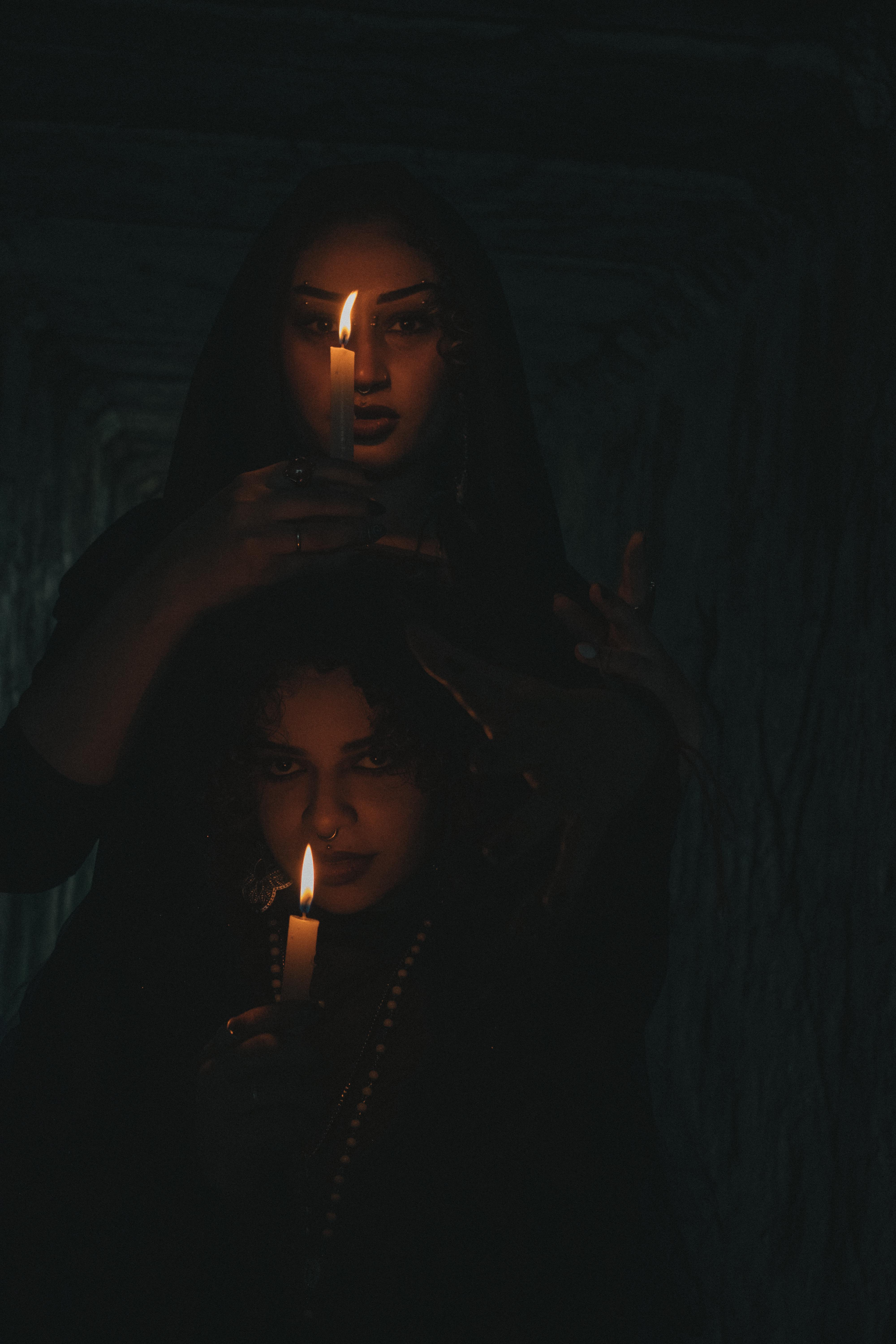 Безкоштовне Двоє дорослих зі свічками в темному коридорі створюють моторошну атмосферу. стокове фото