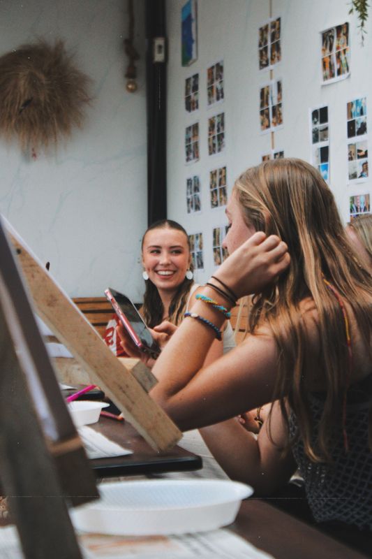 Fotografia di repertorio: ragazzi al laboratorio artistico