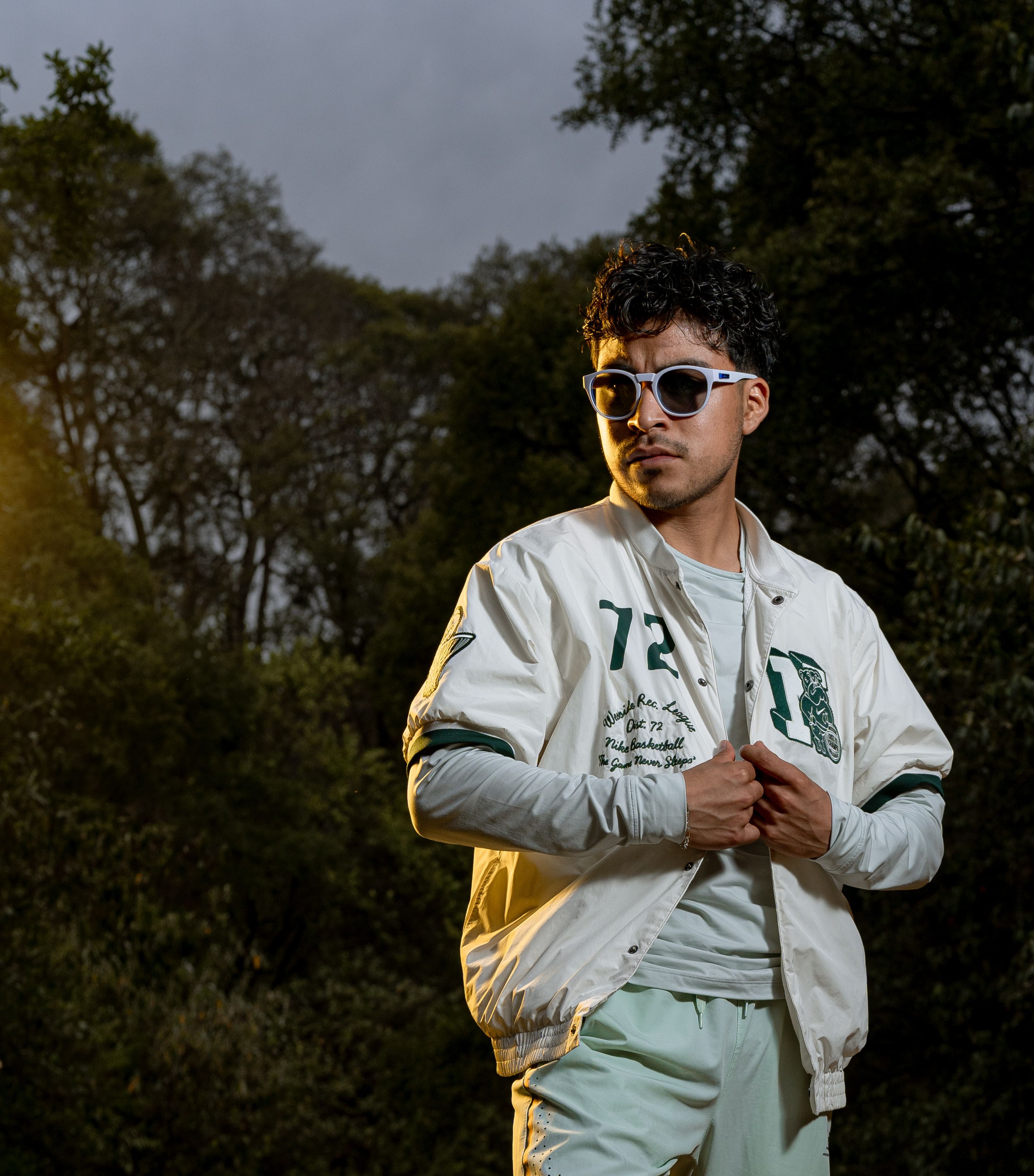 Hombre Elegante Con Gafas De Sol Posando Al Aire Libre · Foto de stock ...