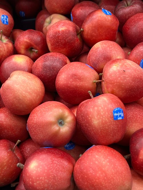 Free Vibrant red apples in a pile, perfect for healthy eating and fall recipes. Stock Photo